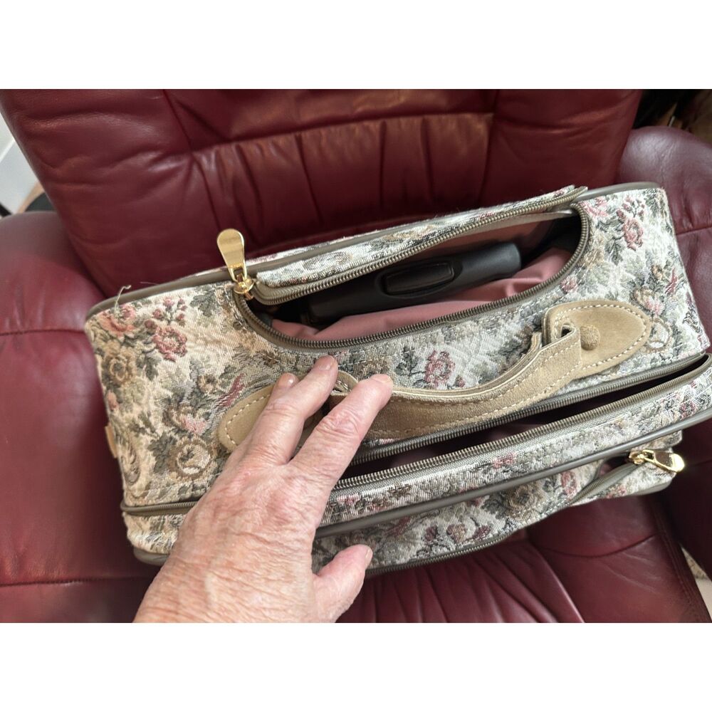 GORGEOUS French Luggage Co.  roller suitcase-Pristine-Looks new